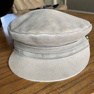 Lack of color gray Fiddler cap.